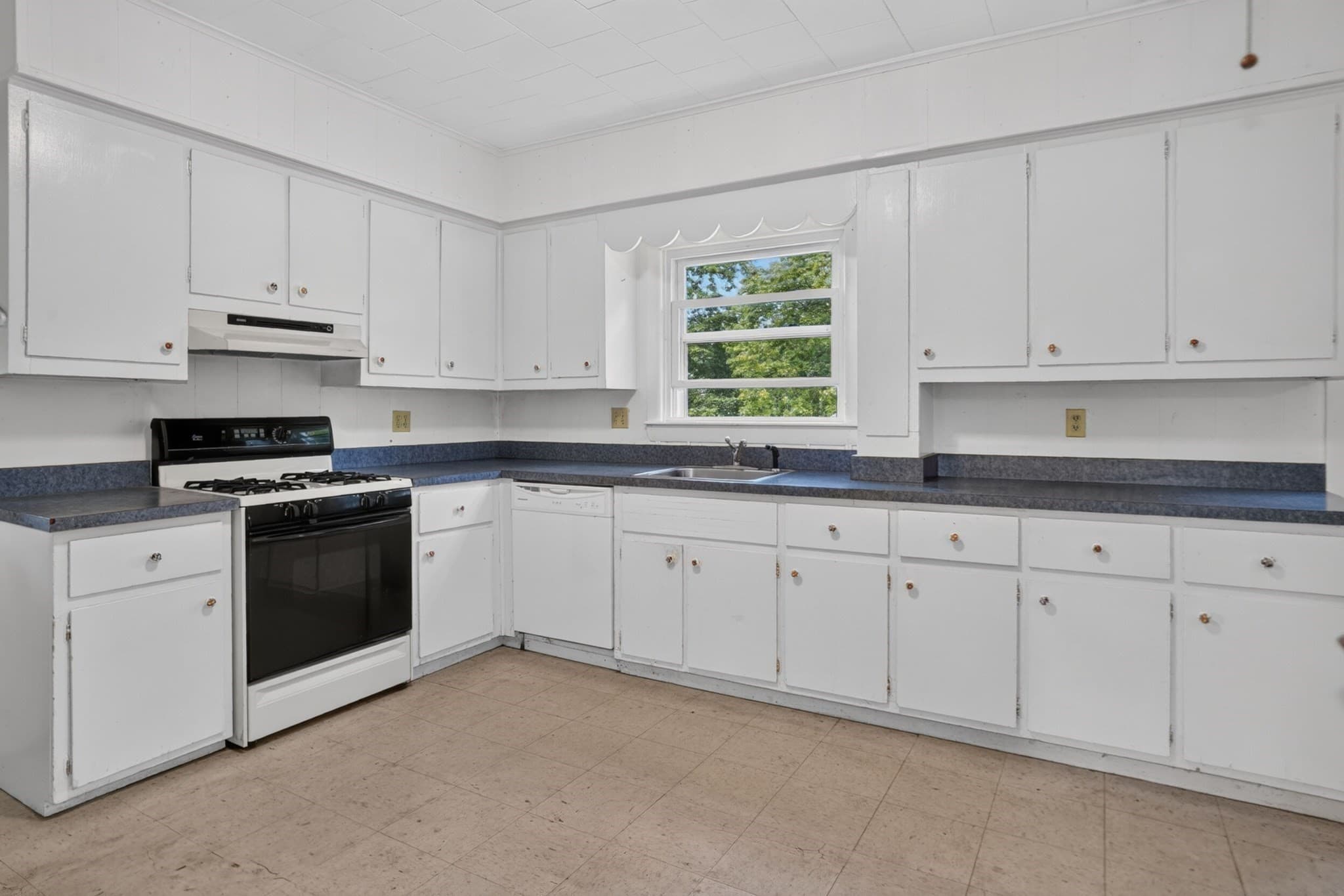 Single Family Residence at 120 Edinboro Street, Marlborough MA 01752, Marlborough, photo 3 of 22