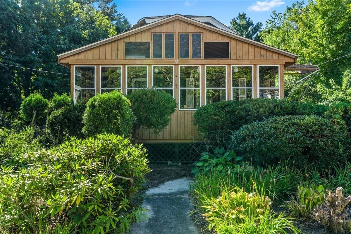 1055 S Franklin St, Holbrook MA 02343