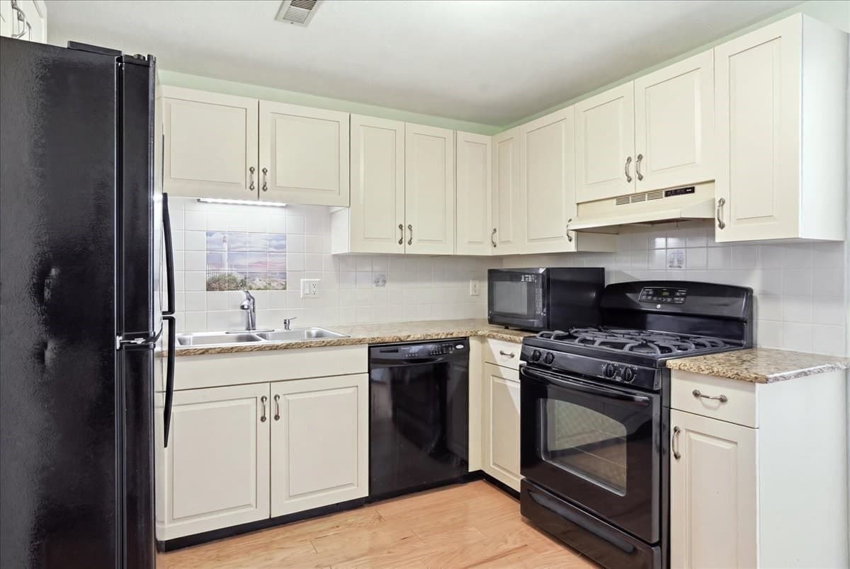 Condominium at 225 Lincoln St # G4, Duxbury MA 02332, Duxbury, photo 11 of 35