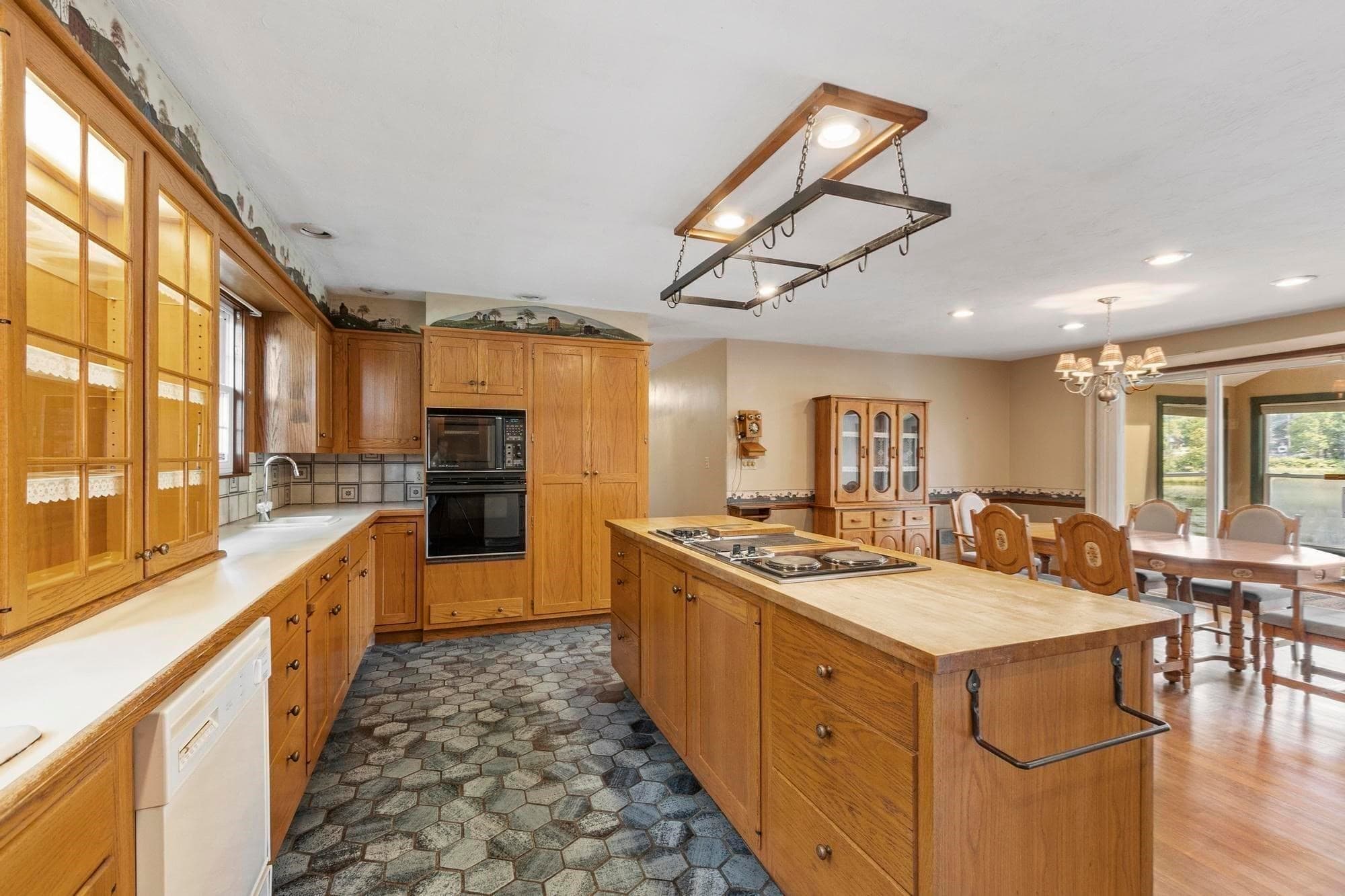 Single Family Residence at 40 Mill St, Gardner MA 01440, Gardner, photo 7 of 42