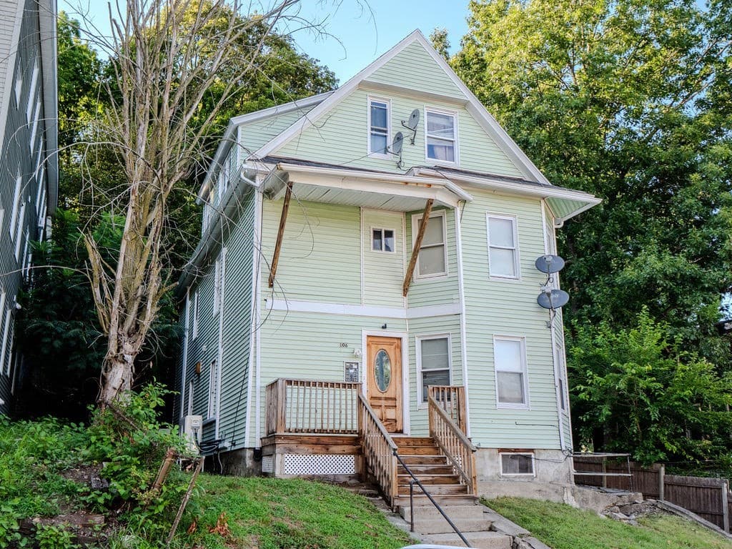 106 Illinois St, Worcester MA 01603