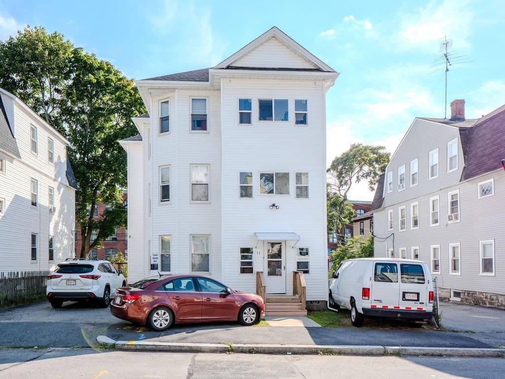 12 Ives St, Worcester MA 01603