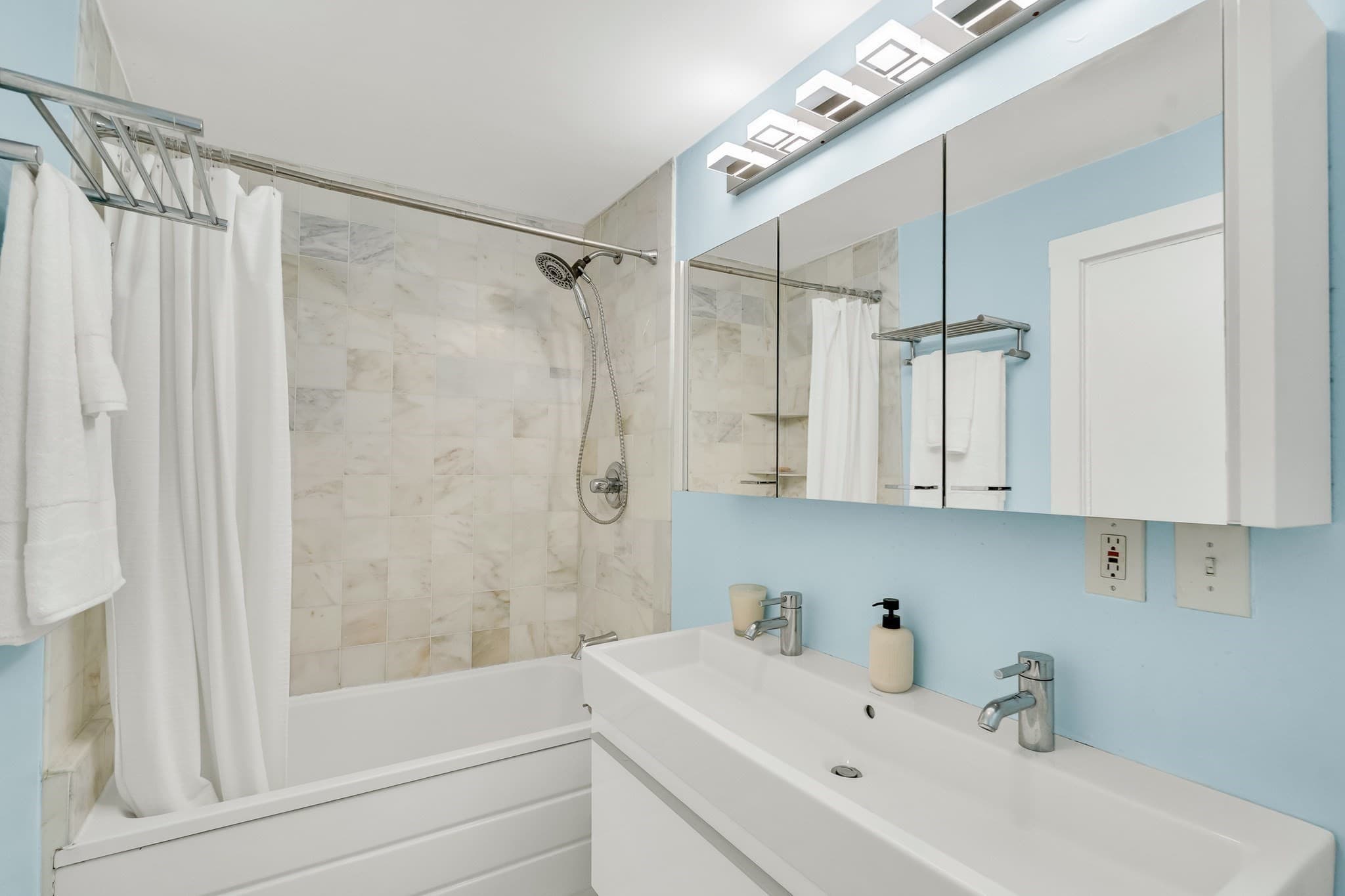 Condominium at 124 Chestnut St # 1, Brookline MA 02445, Brookline, photo 7 of 27