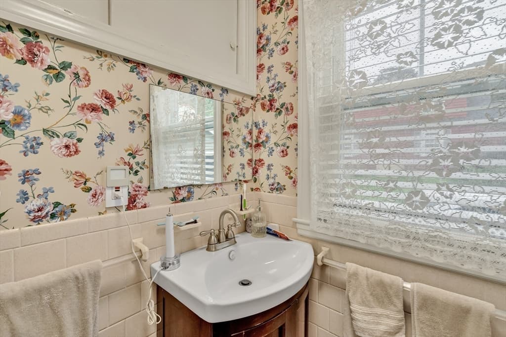 Single Family Residence at 10 Vernon Street, Maynard MA 01754, Maynard, photo 10 of 32