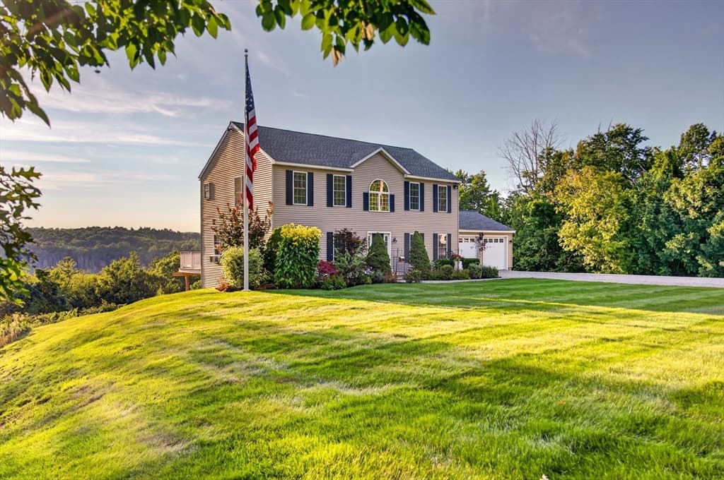 36 Mcintyre Rd, Oxford MA 01537