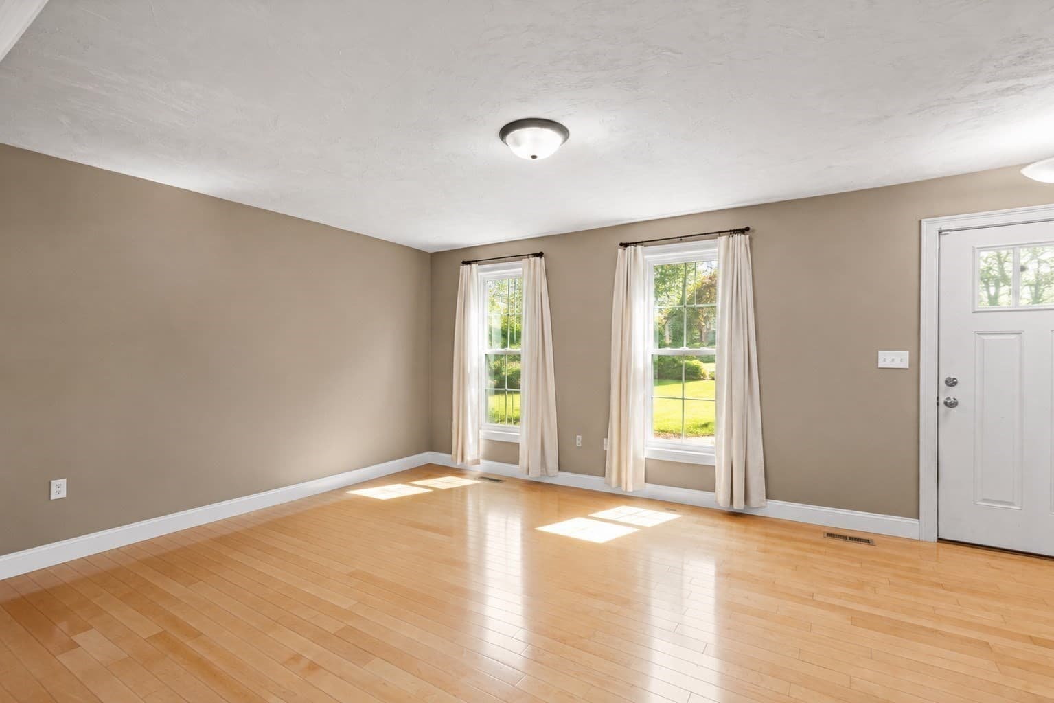 Single Family Residence at 9 Shamrock Ln, Lakeville MA 02347, Lakeville, photo 6 of 24