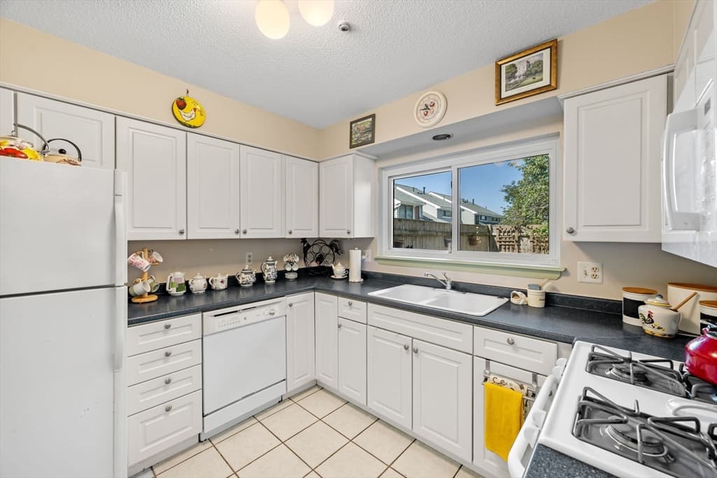 Condominium at 23 Oliva Ct # 23, Stoughton MA 02072, Stoughton, photo 4 of 42
