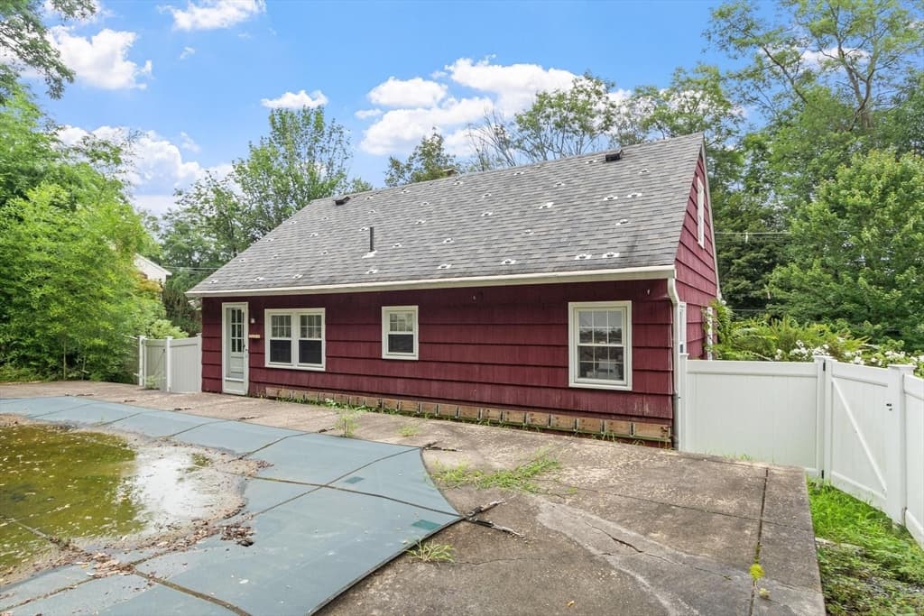 Single Family Residence at 225 Golden Hill Ave, Haverhill MA 01830, photo 4 of 42