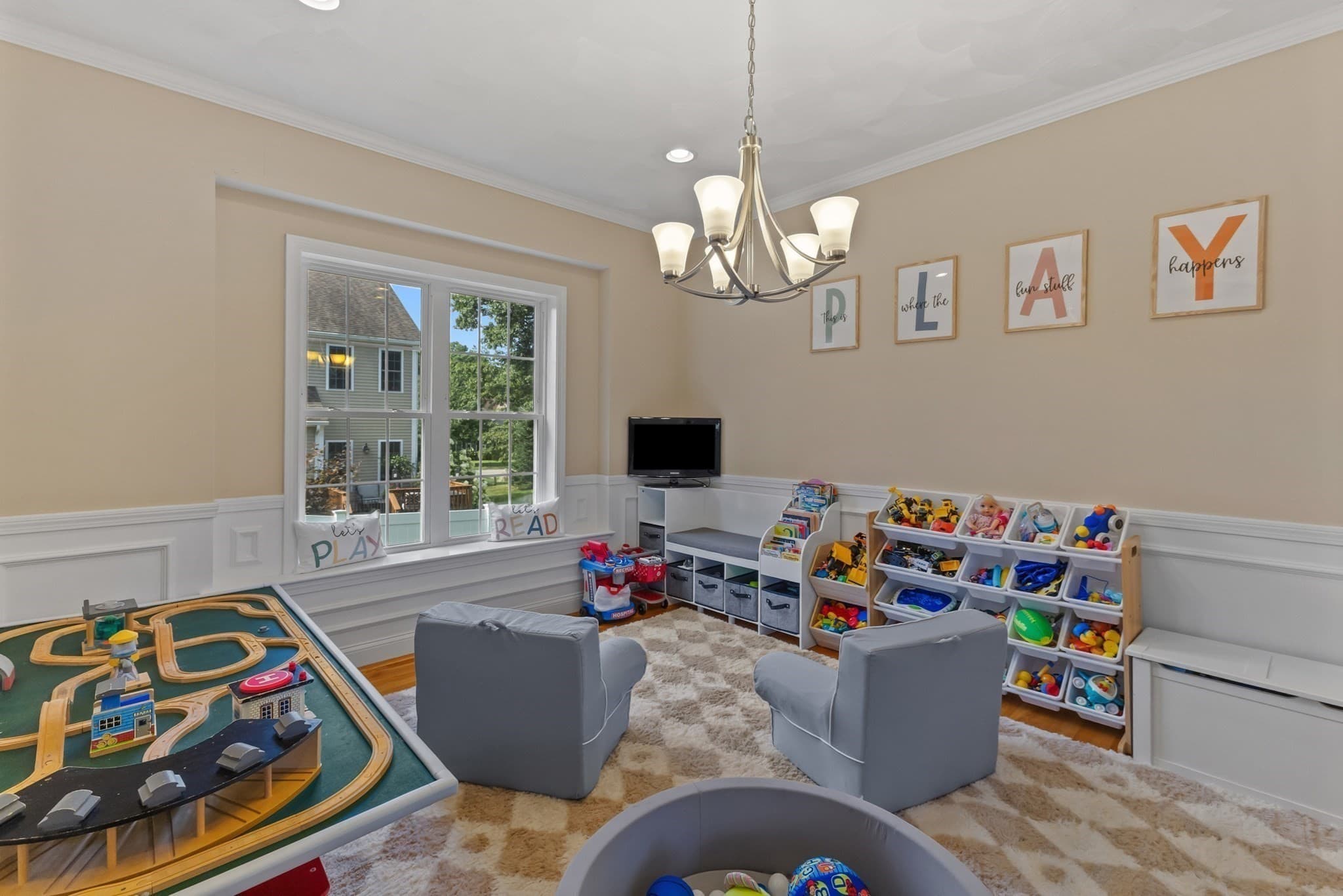 Single Family Residence at 22 W Ledge Rd, Clinton MA 01510, Clinton, photo 9 of 36