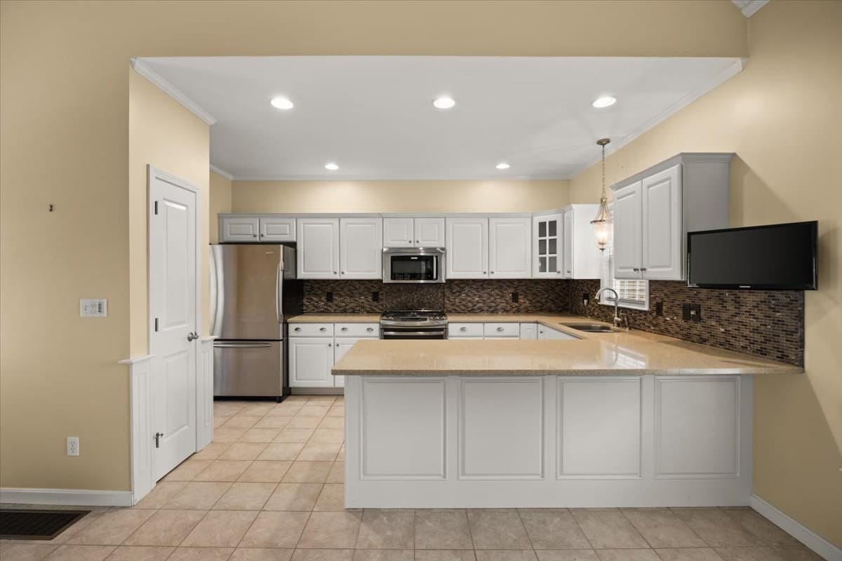 Condominium at 2 Sunflower Drive # 2, Raynham MA 02767, Raynham, photo 17 of 40