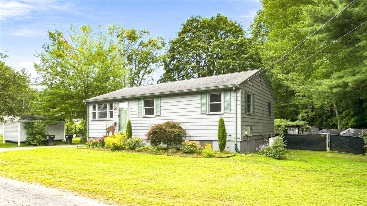 8 Cross St, Halifax MA 02338