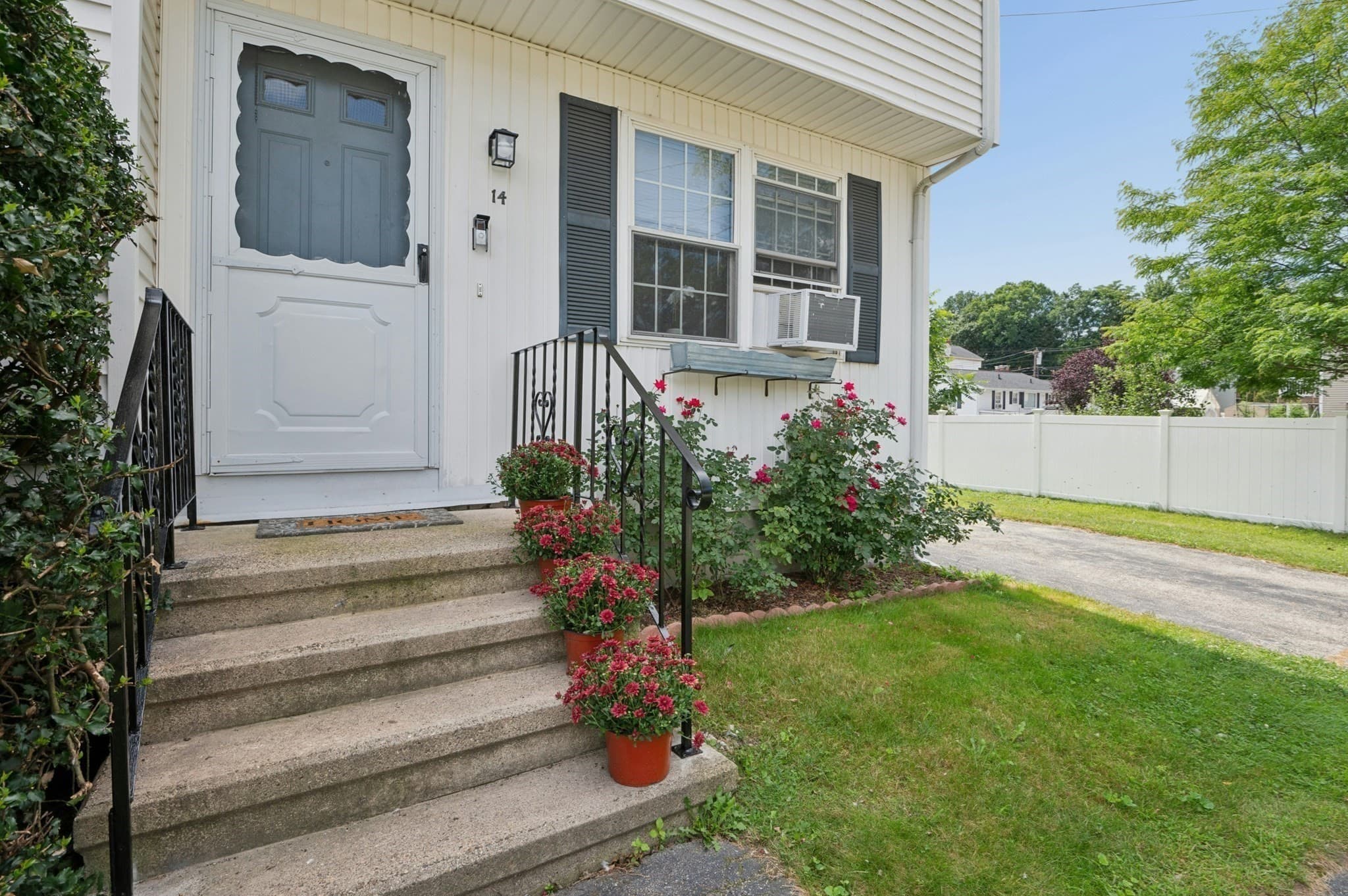 Single Family Residence at 14 Phoenix St, Worcester MA 01604, Worcester, photo 5 of 38