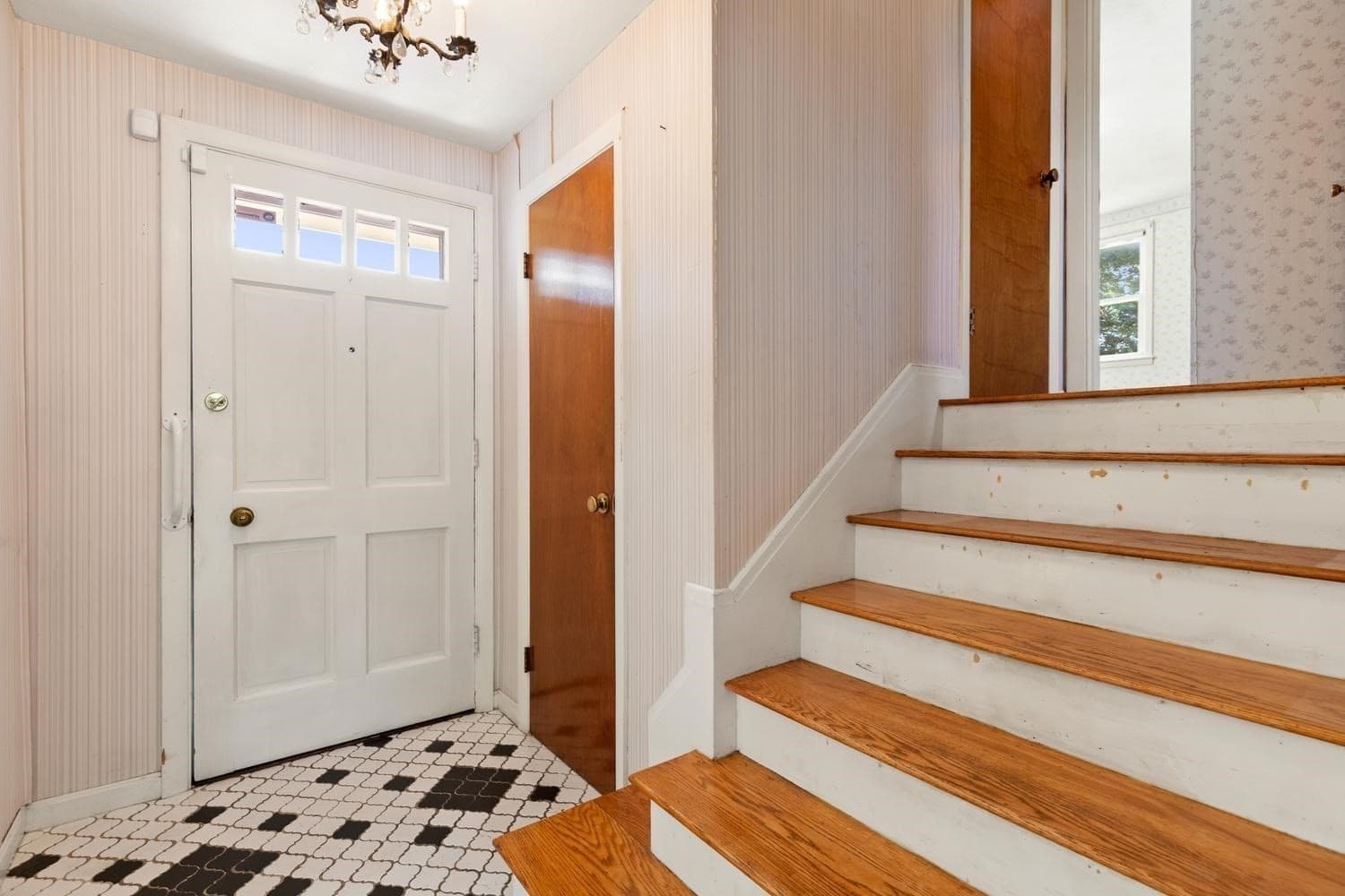 Single Family Residence at 4 Mayflower, Stoneham MA 02180, Stoneham, photo 5 of 32