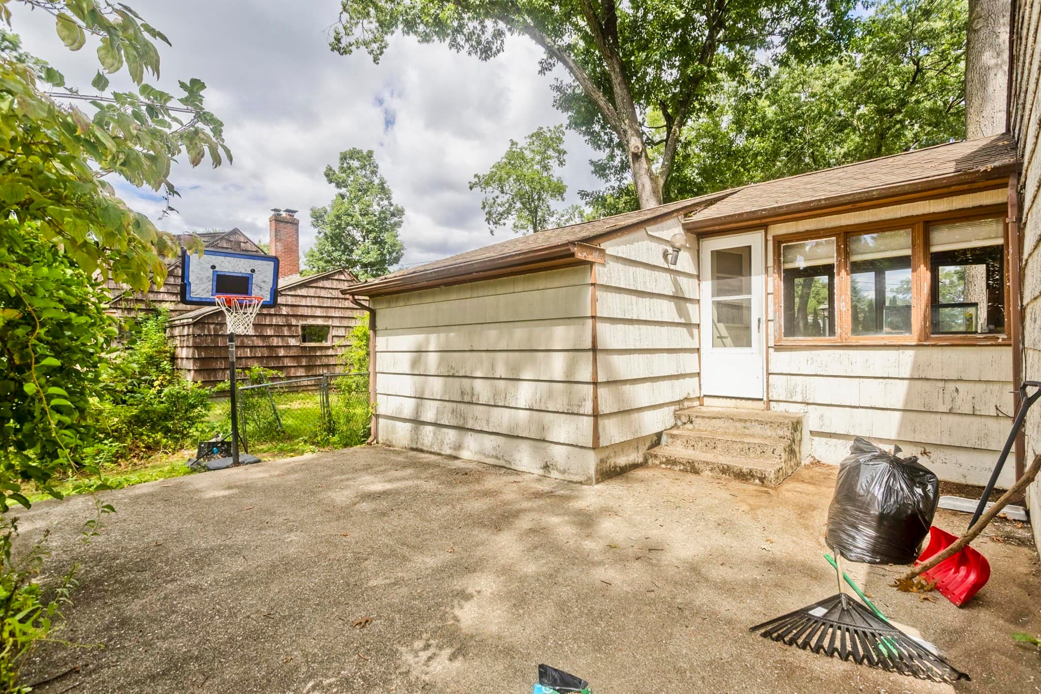 Single Family Residence at 240 E Allen Ridge Rd, Springfield MA 01118, Springfield, photo 4 of 22