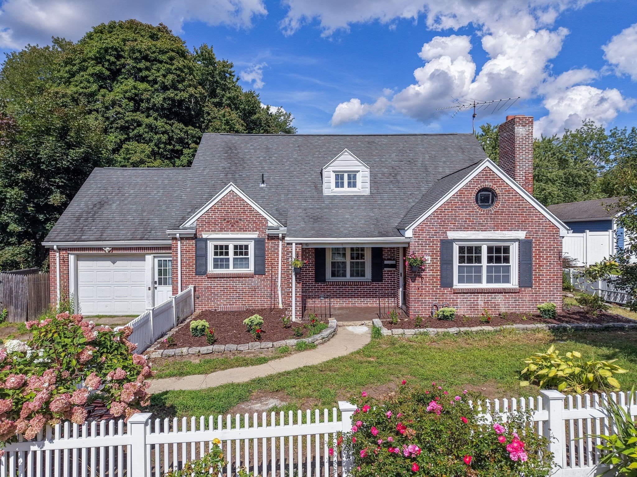115 Saint James Ave, Chicopee MA 01020