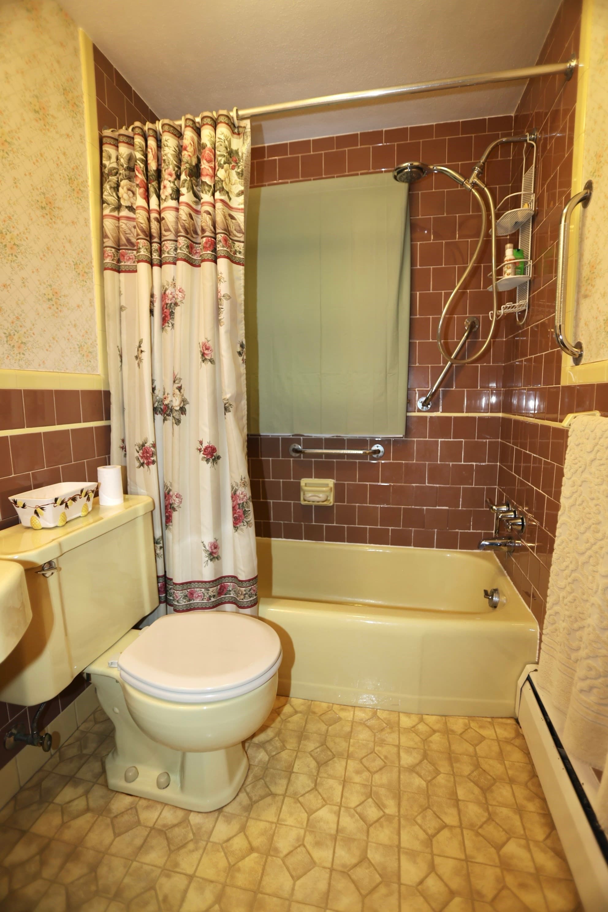 Single Family Residence at 36 Revere St, Worcester MA 01604, Worcester, photo 8 of 16