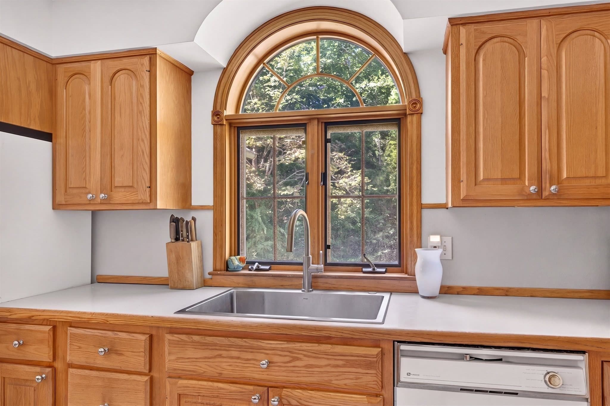 Single Family Residence at 32 Slades Farm Ln, Dartmouth MA 02748, Dartmouth, photo 12 of 39