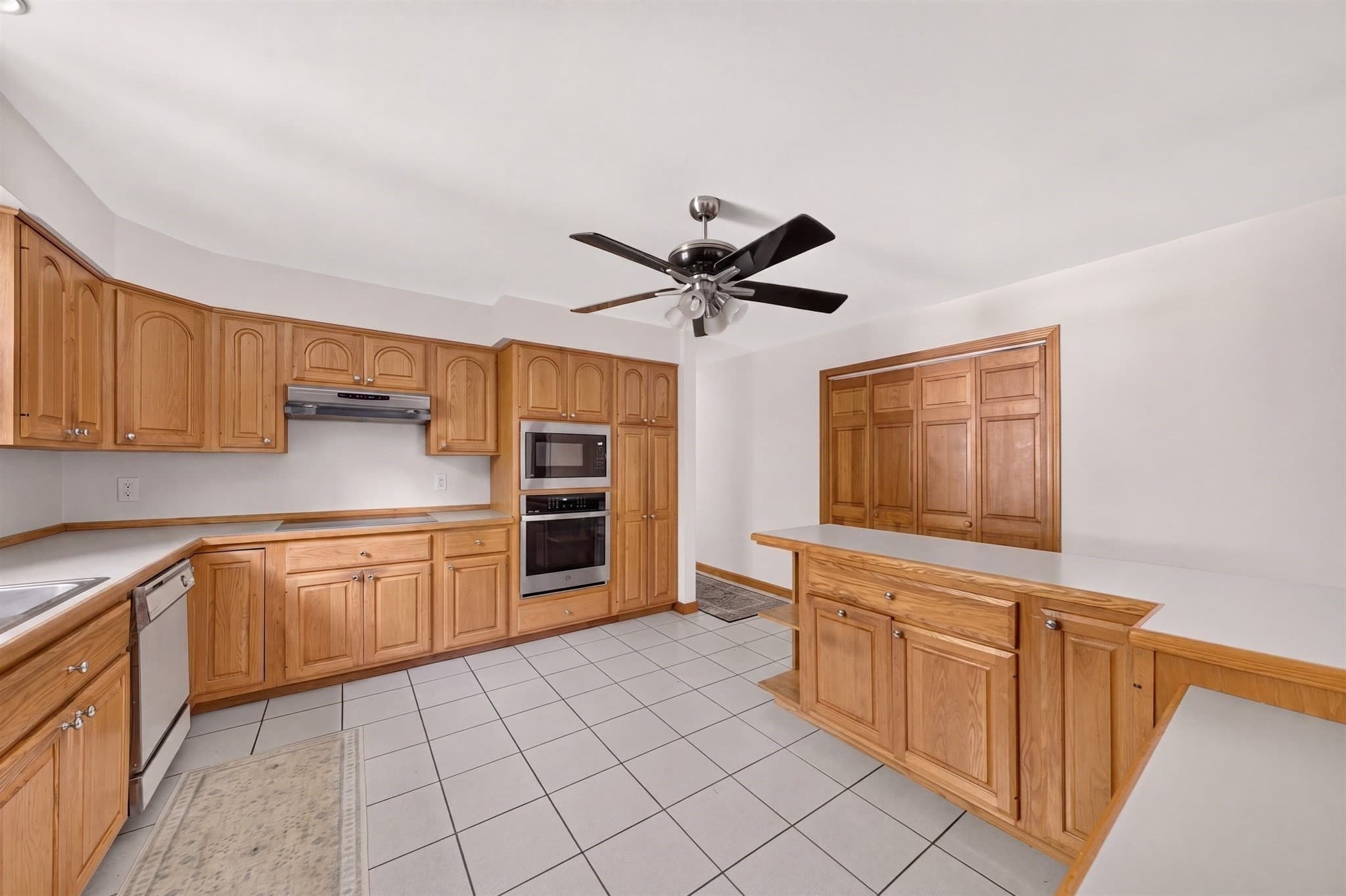 Single Family Residence at 32 Slades Farm Ln, Dartmouth MA 02748, Dartmouth, photo 11 of 39