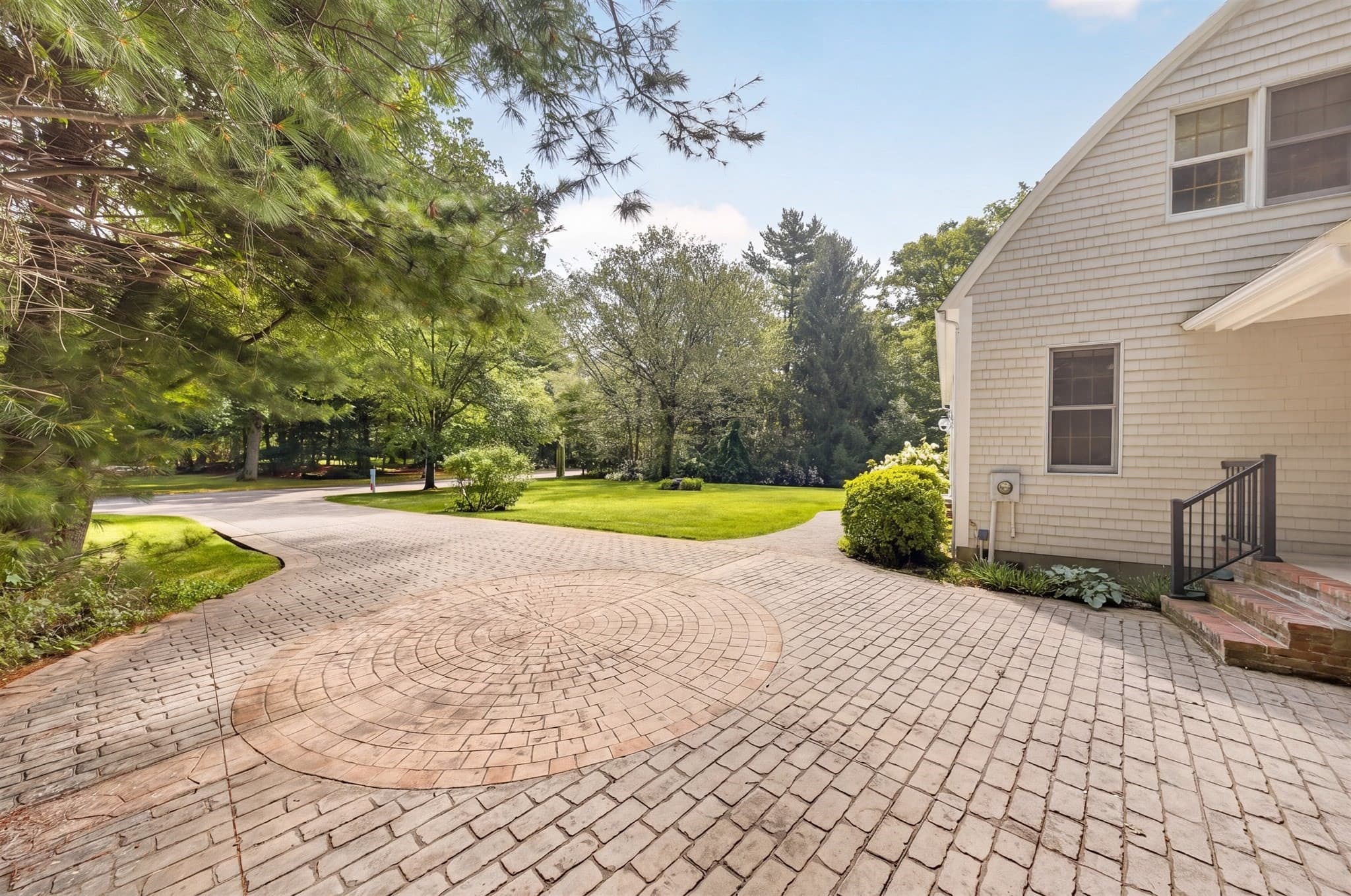 Single Family Residence at 32 Slades Farm Ln, Dartmouth MA 02748, Dartmouth, photo 4 of 39