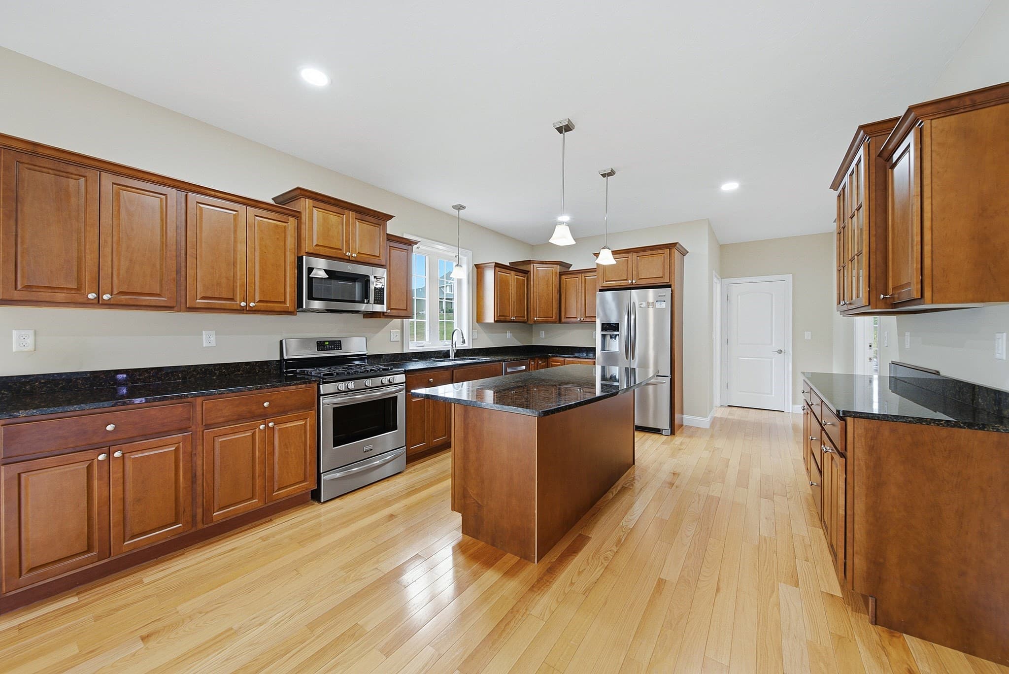 Single Family Residence at 52 Regency Dr, Dracut MA 01826, Dracut, photo 9 of 42