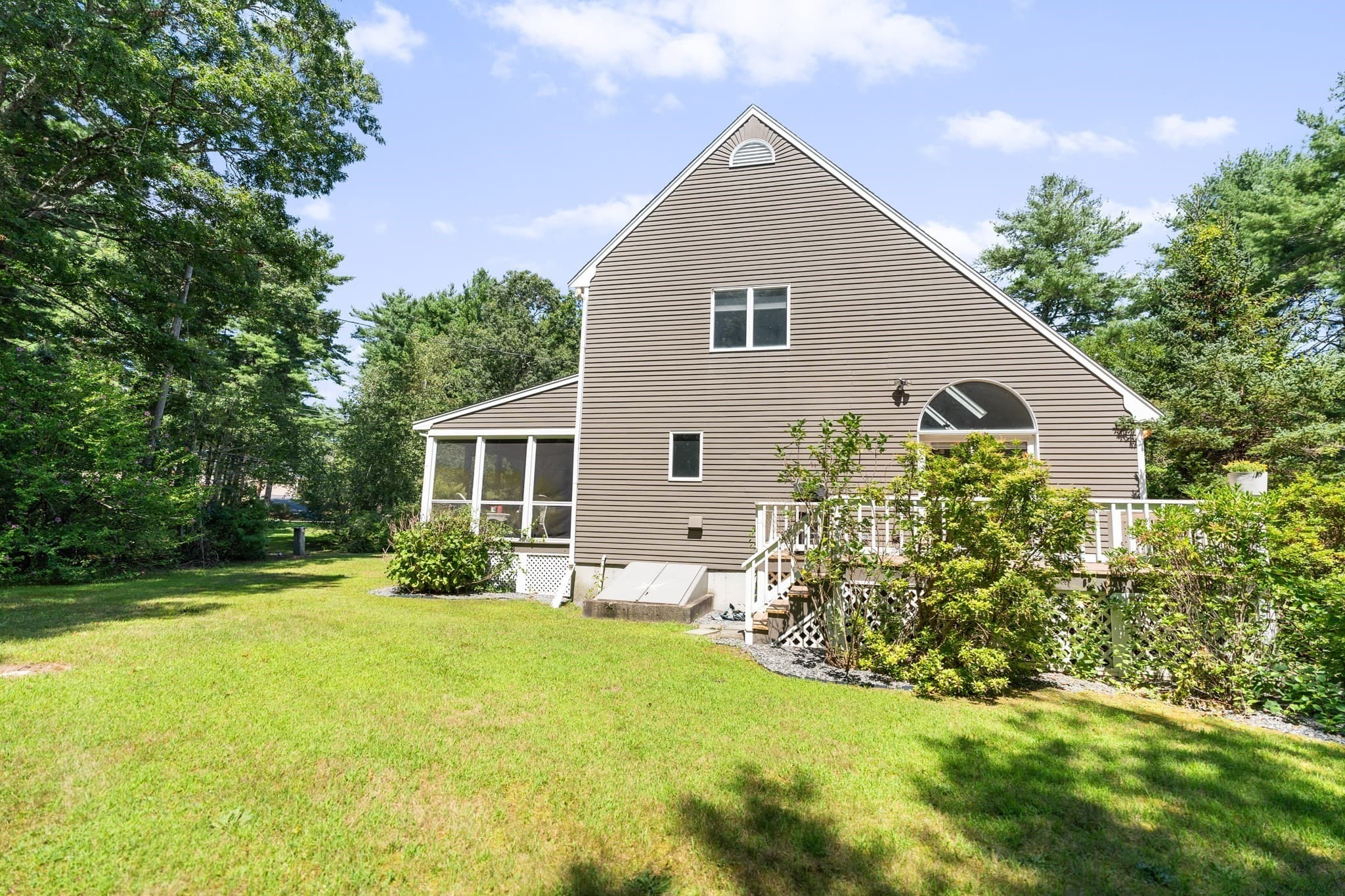 Single Family Residence at 39 Stuart Rd, Rochester MA 02770, Rochester, photo 3 of 32
