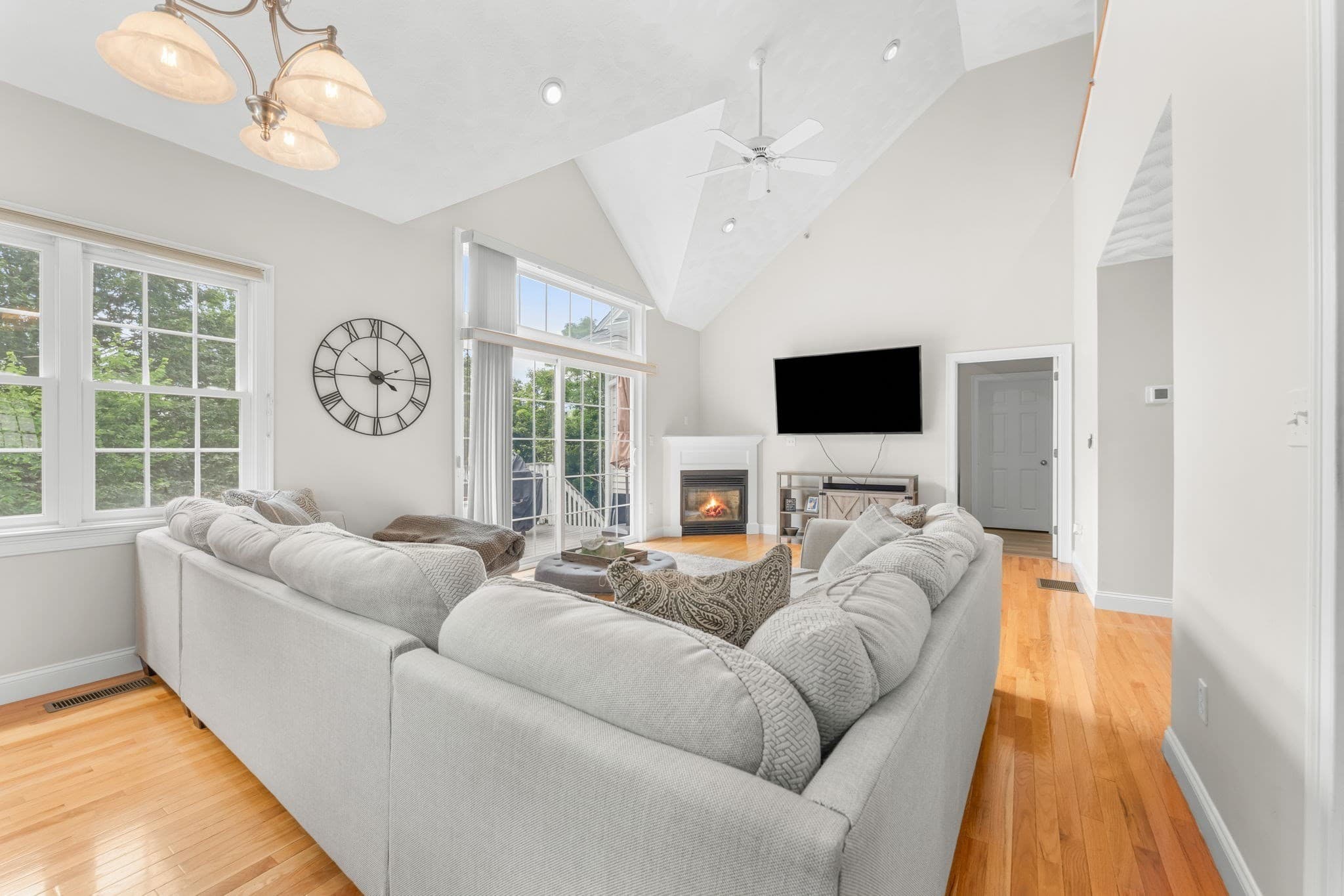 Condominium at 10 Charnstaff Ln # 404, Billerica MA 01821, Billerica, photo 5 of 38
