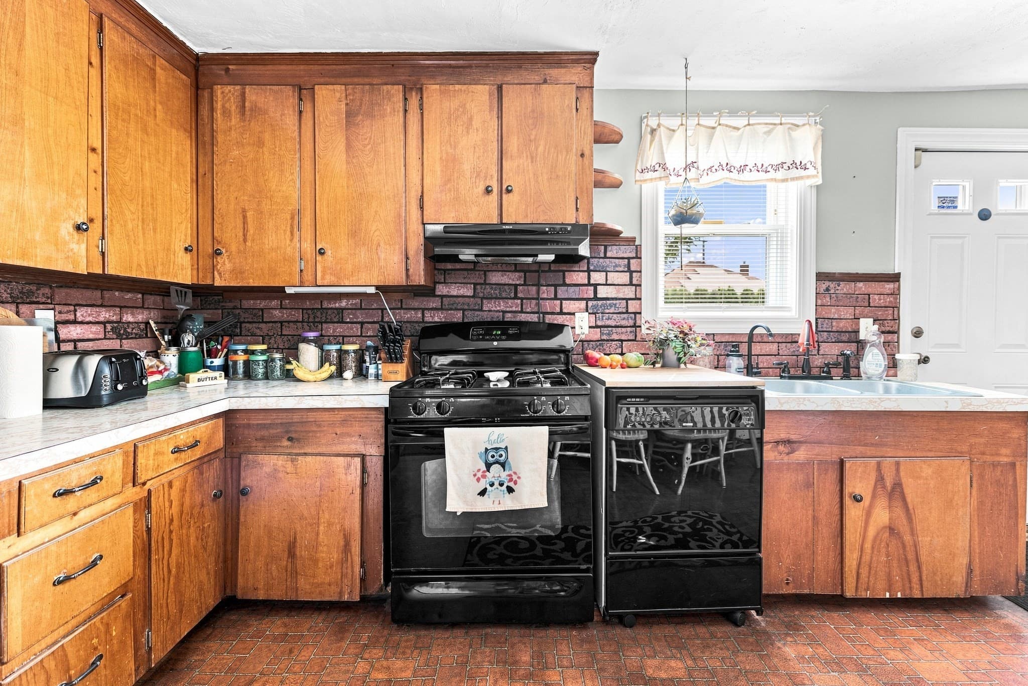 Single Family Residence at 577 Pokross St, Fall River MA 02724, Fall River, photo 5 of 31