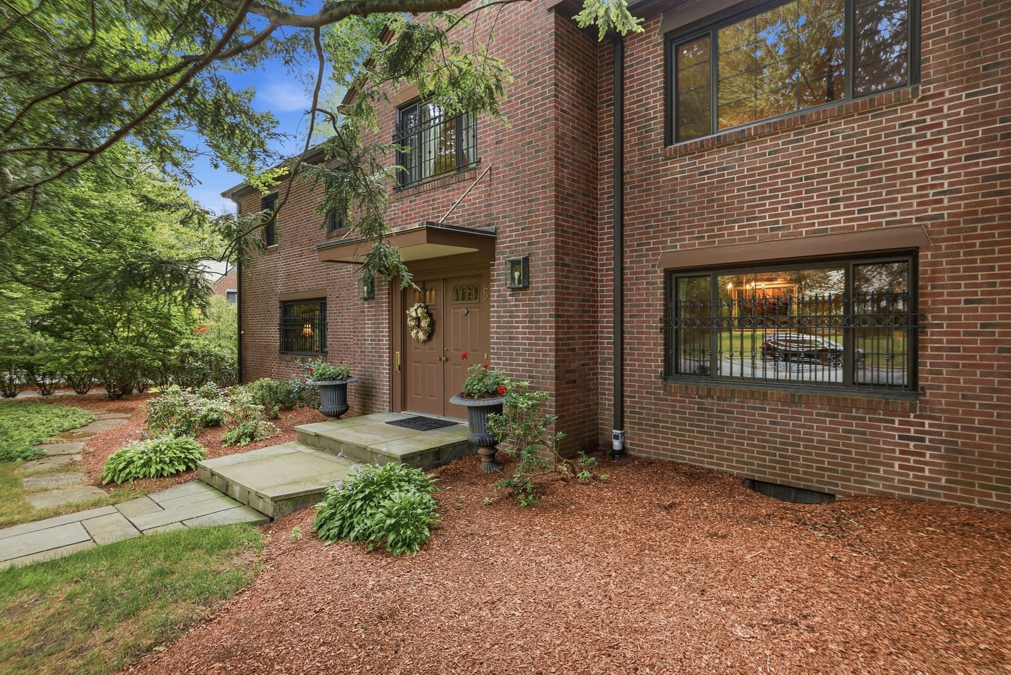 Single Family Residence at 5 Rollingwood Dr, Worcester MA 01609, Worcester, photo 2 of 38