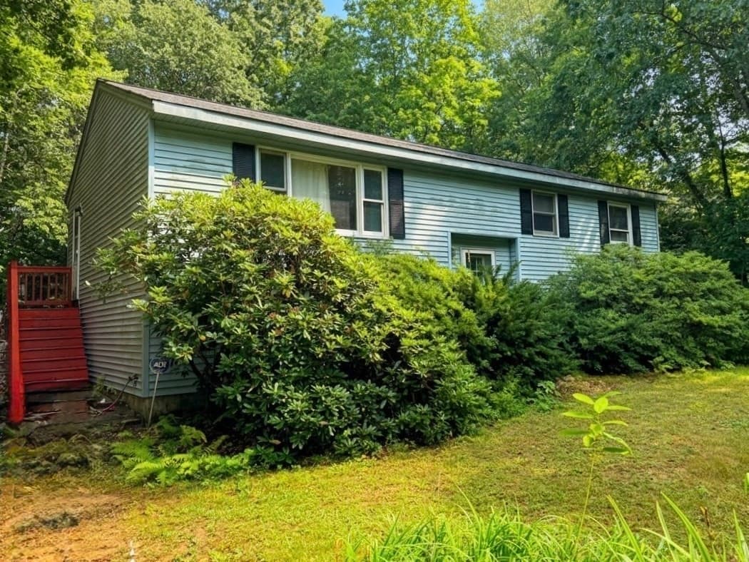 94 Long Hill Rd, Brookfield MA 01506