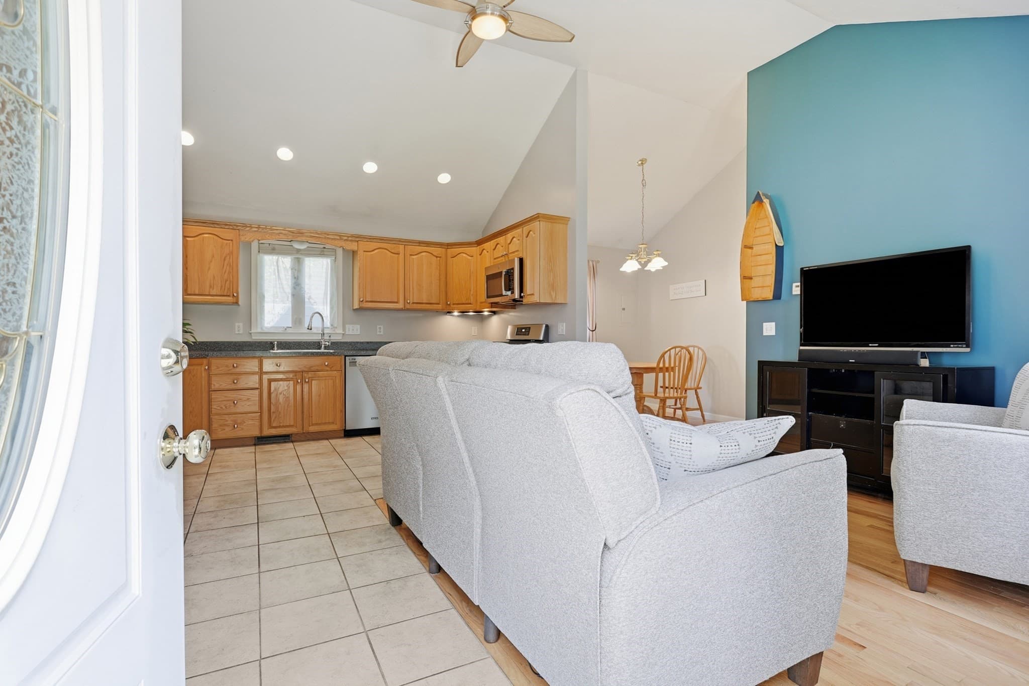 Single Family Residence at 6 Oak Road, Littleton MA 01460, Littleton, photo 2 of 29
