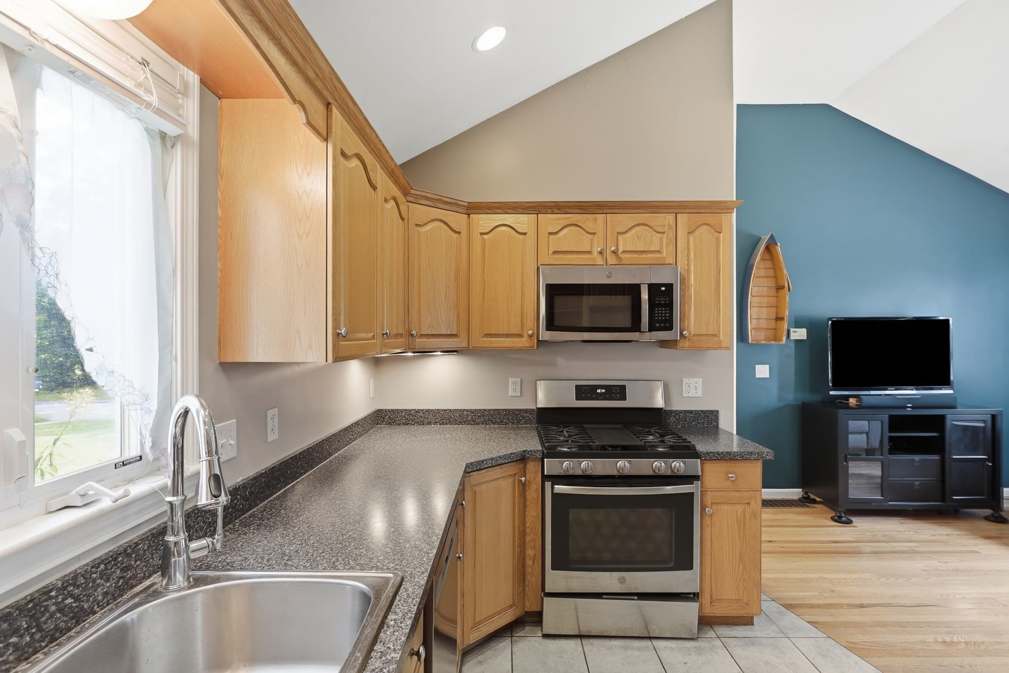Single Family Residence at 6 Oak Road, Littleton MA 01460, Littleton, photo 7 of 29