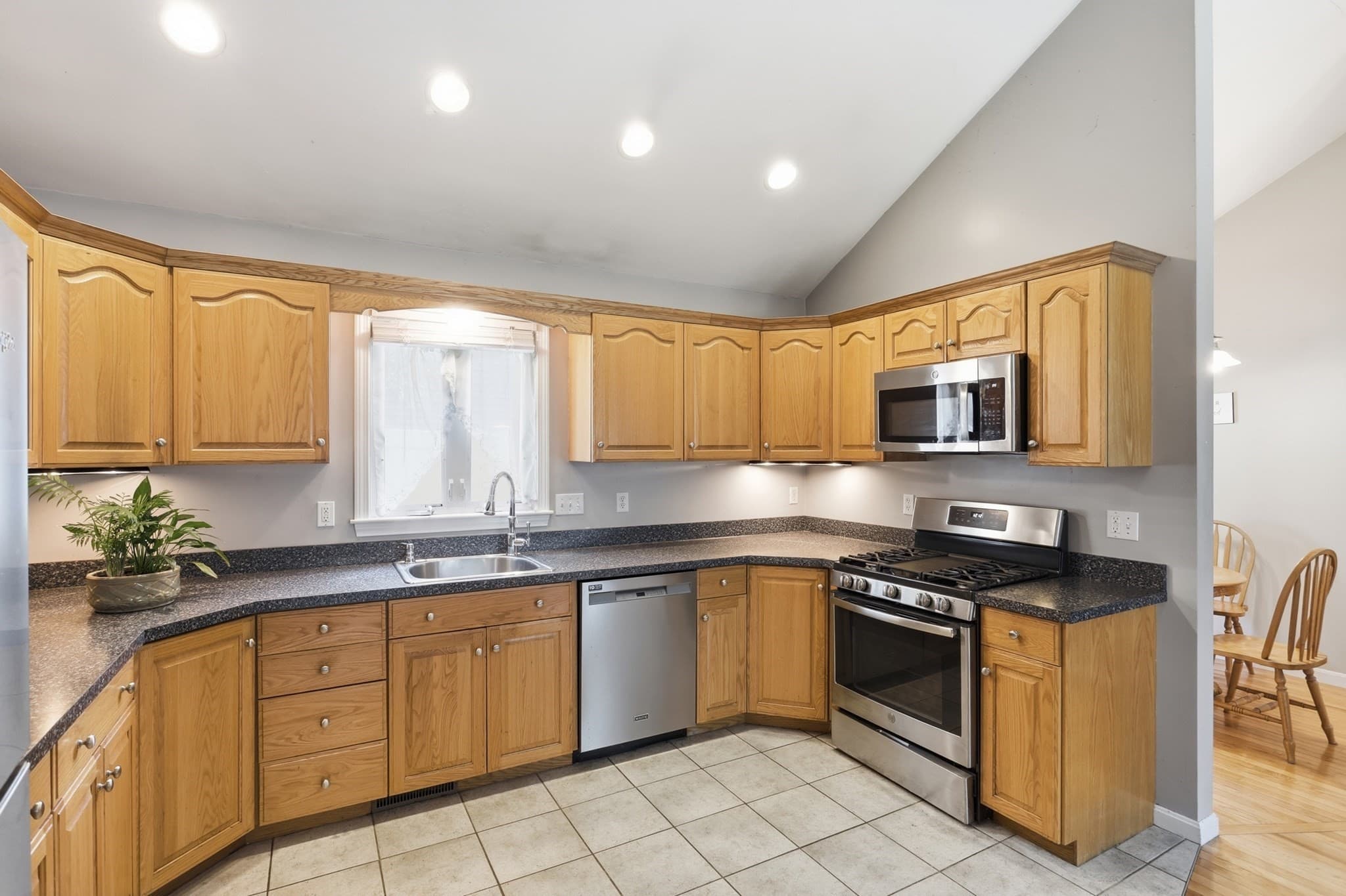 Single Family Residence at 6 Oak Road, Littleton MA 01460, Littleton, photo 4 of 29