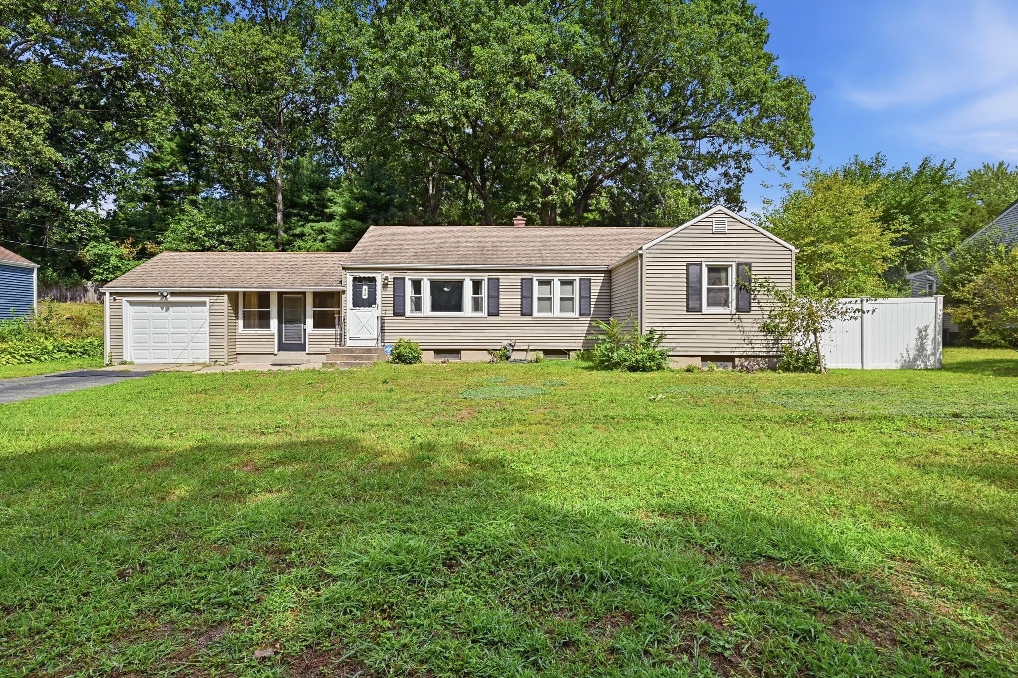 42 N Brook Rd, Springfield MA 01119