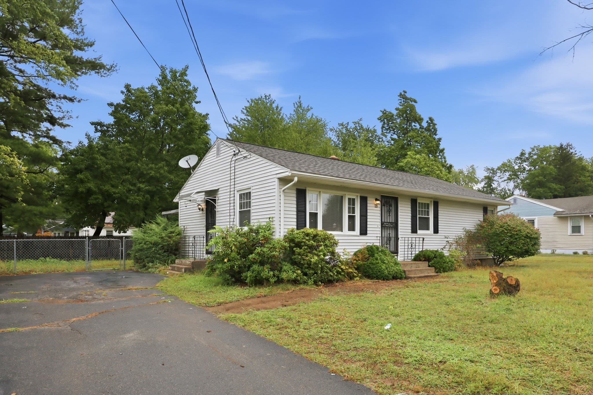 Single Family Residence at 52 Navajo Rd, Springfield MA 01109, Springfield, photo 2 of 24