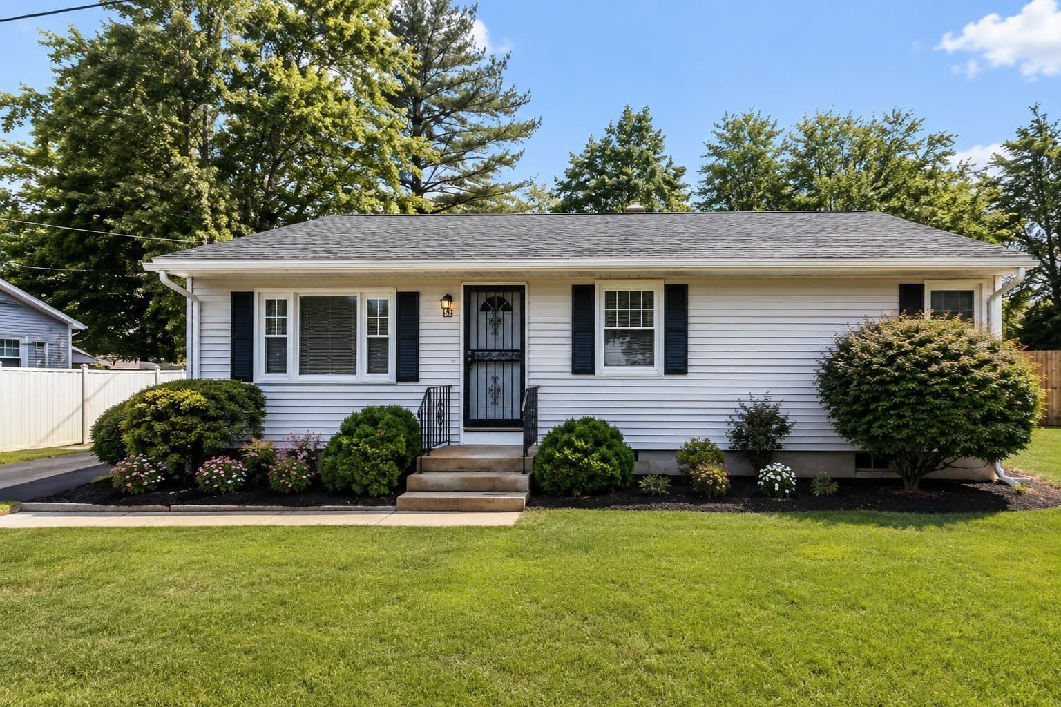 52 Navajo Rd, Springfield MA 01109