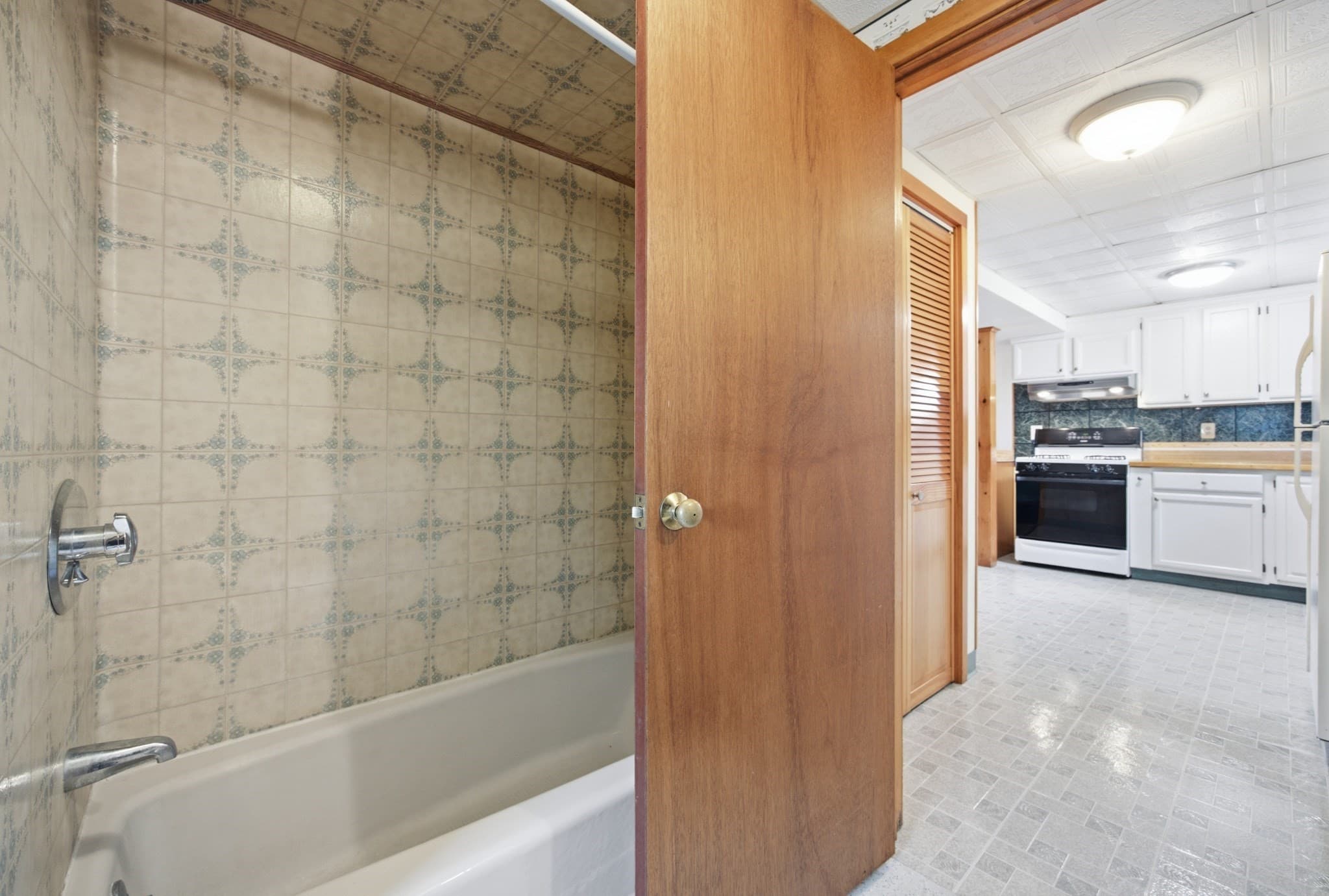 Single Family Residence at 410 Crescent St, East Bridgewater MA 02333, East Bridgewater, photo 9 of 37