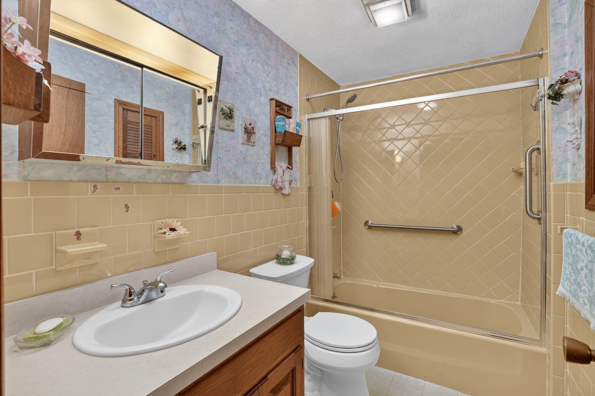 Single Family Residence at 1025 Cherokee St, New Bedford MA 02745, New Bedford, photo 21 of 33