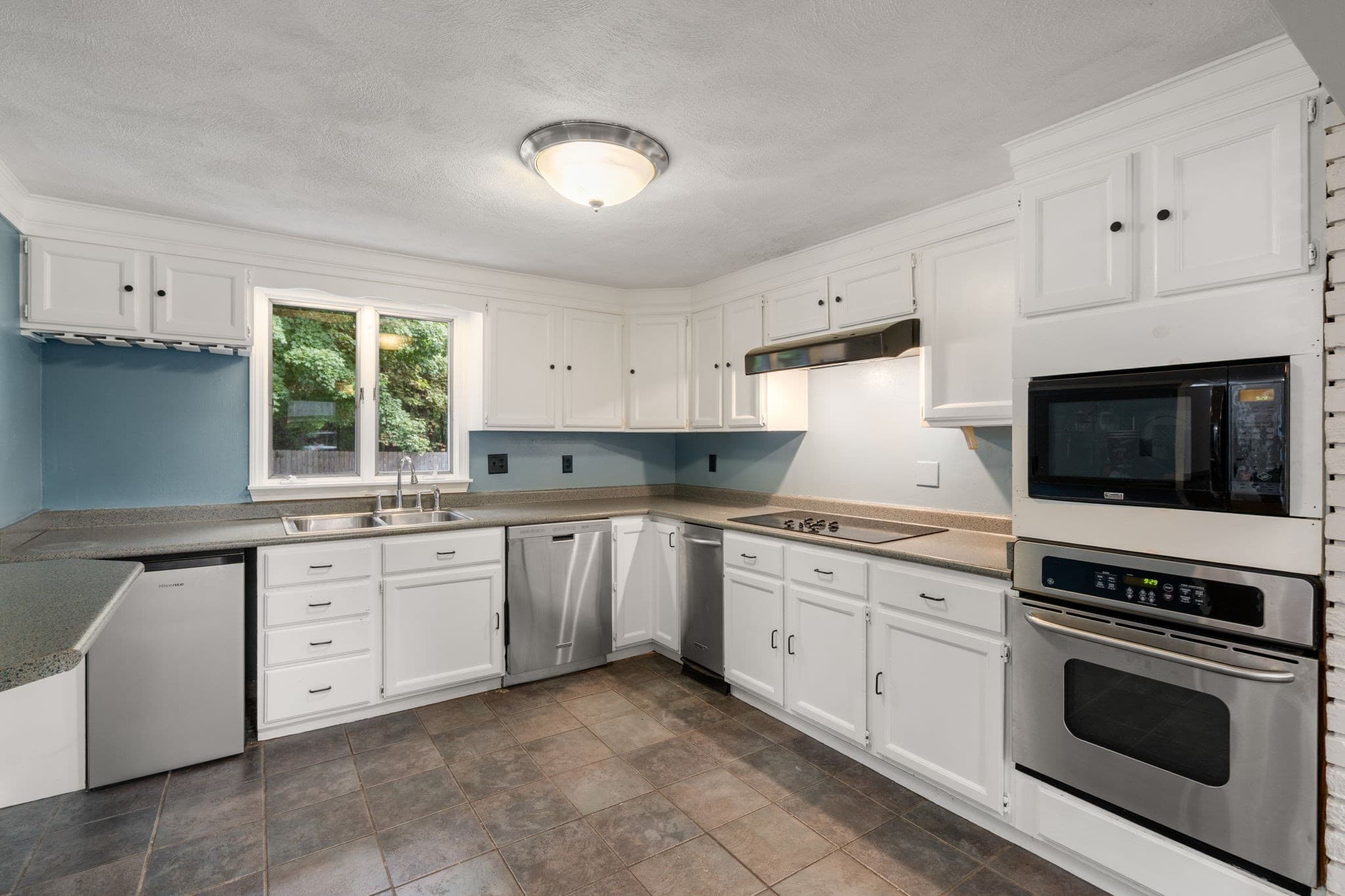 Single Family Residence at 11 Munroe Dr, Plainville MA 02762, Plainville, photo 2 of 37