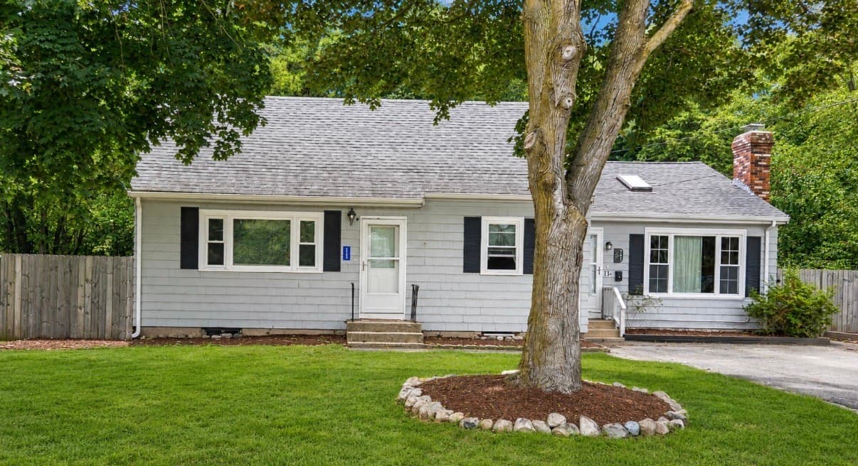 11 Munroe Dr, Plainville MA 02762