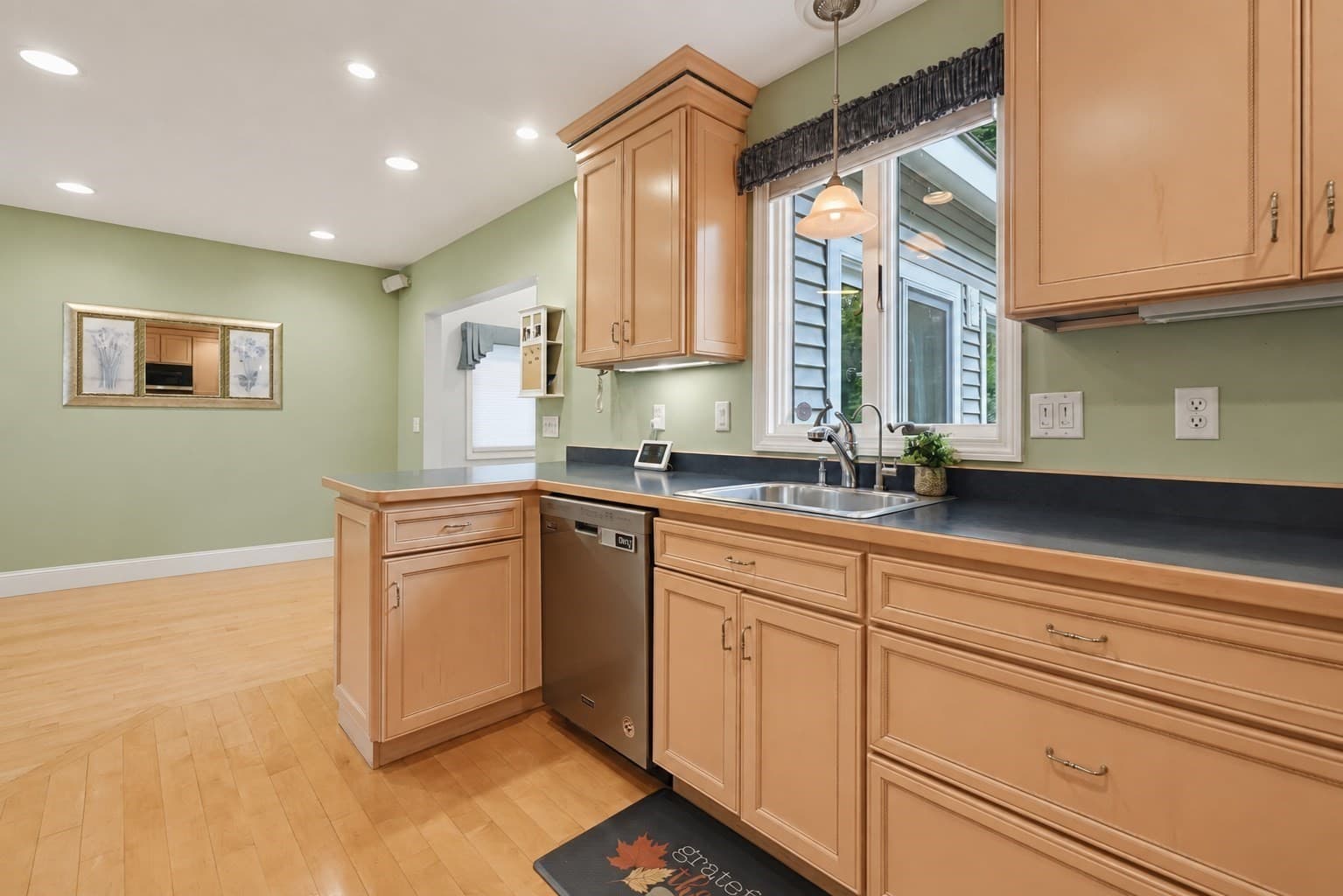 Condominium at 11 Weatherstone Dr # 11, Worcester MA 01604, Worcester, photo 7 of 22