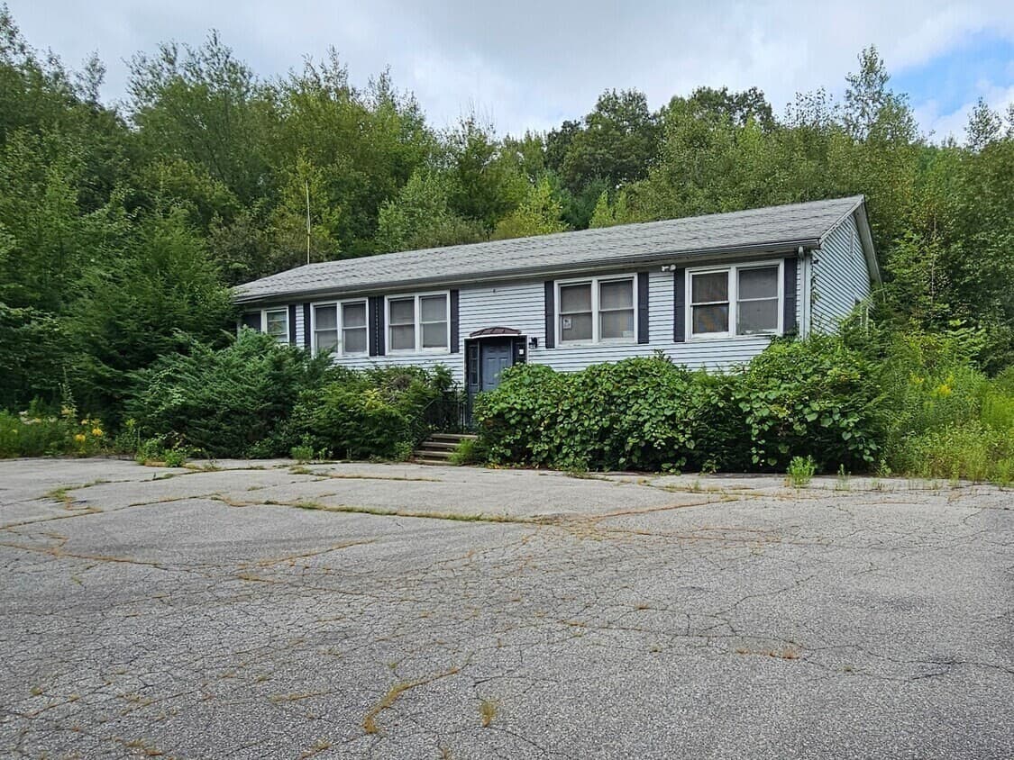 Residential at 27 Douglas Road, Webster MA 01570, Webster, photo 6 of 9