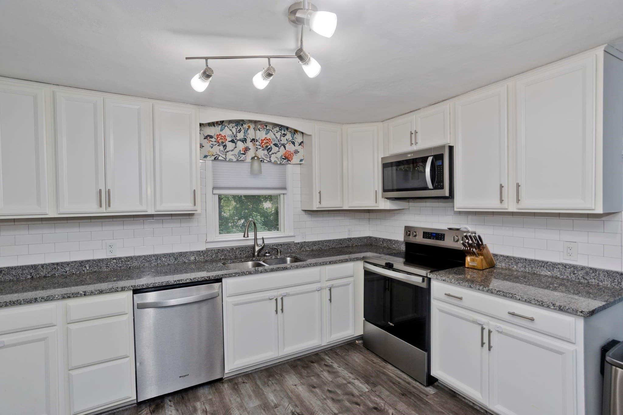 Single Family Residence at 27 Lexington Ave, South Hadley MA 01075, South Hadley, photo 5 of 27