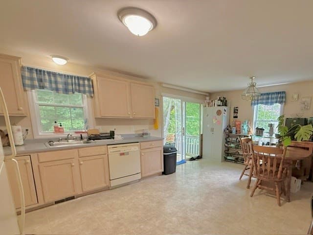 Condominium at 459 County St # 459, Taunton MA 02780, photo 3 of 23