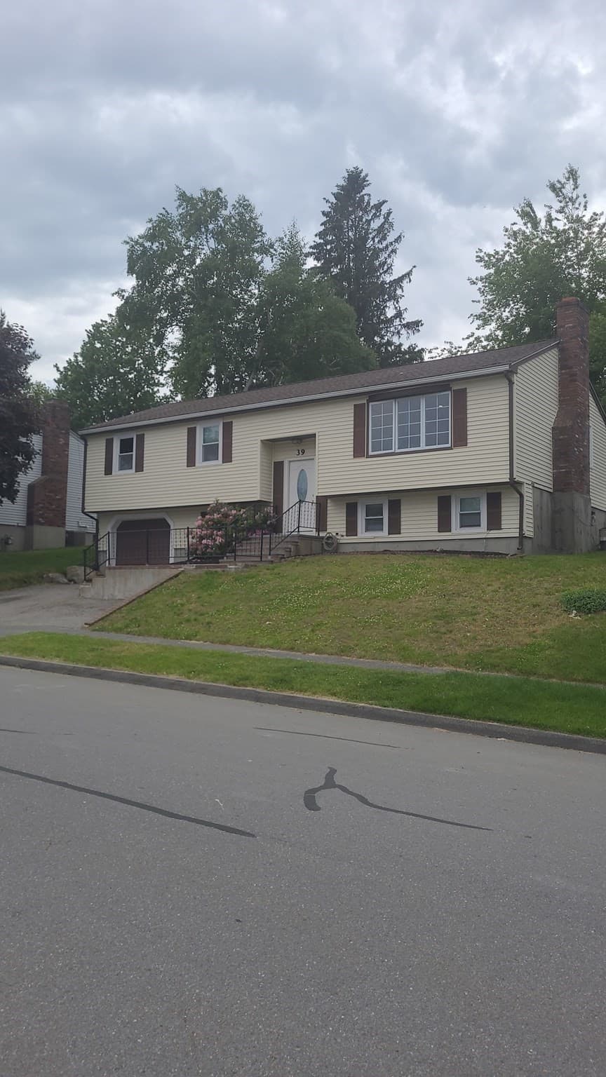 Single Family Residence at 39 Westport Rd, Worcester MA 01605, Worcester, photo 4 of 40