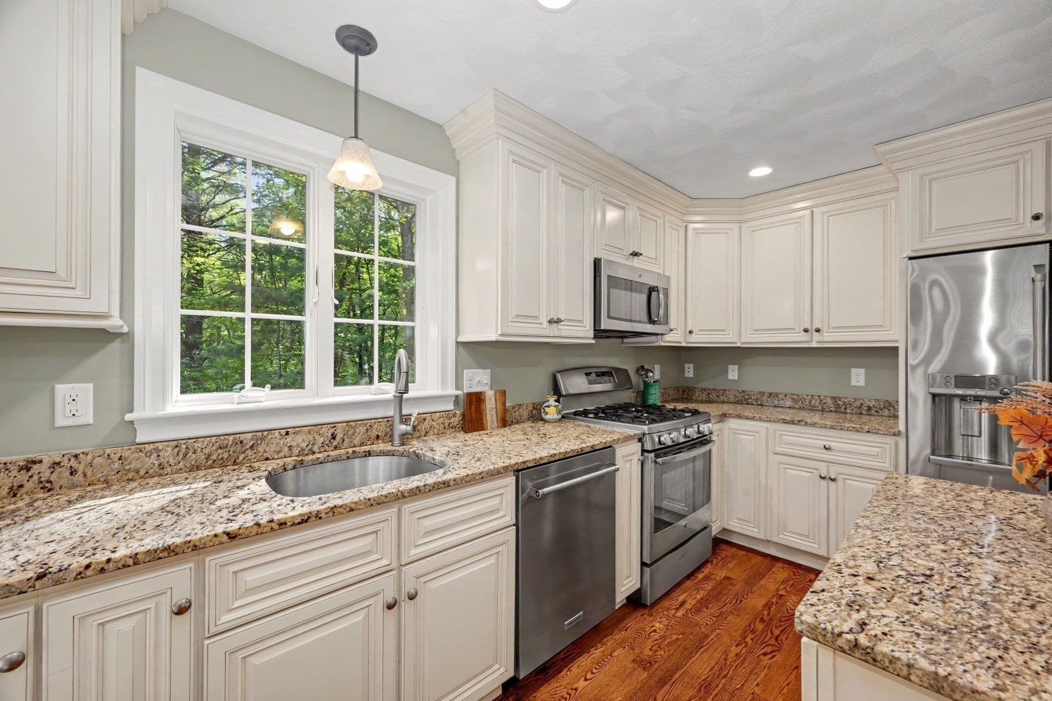 Single Family Residence at 44 Ashwood Ave, Wilmington MA 01887, Wilmington, photo 5 of 41