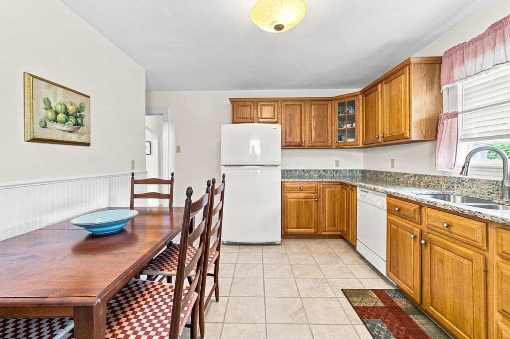 Single Family Residence at 5 Brewster St, New Bedford MA 02745, New Bedford, photo 8 of 32