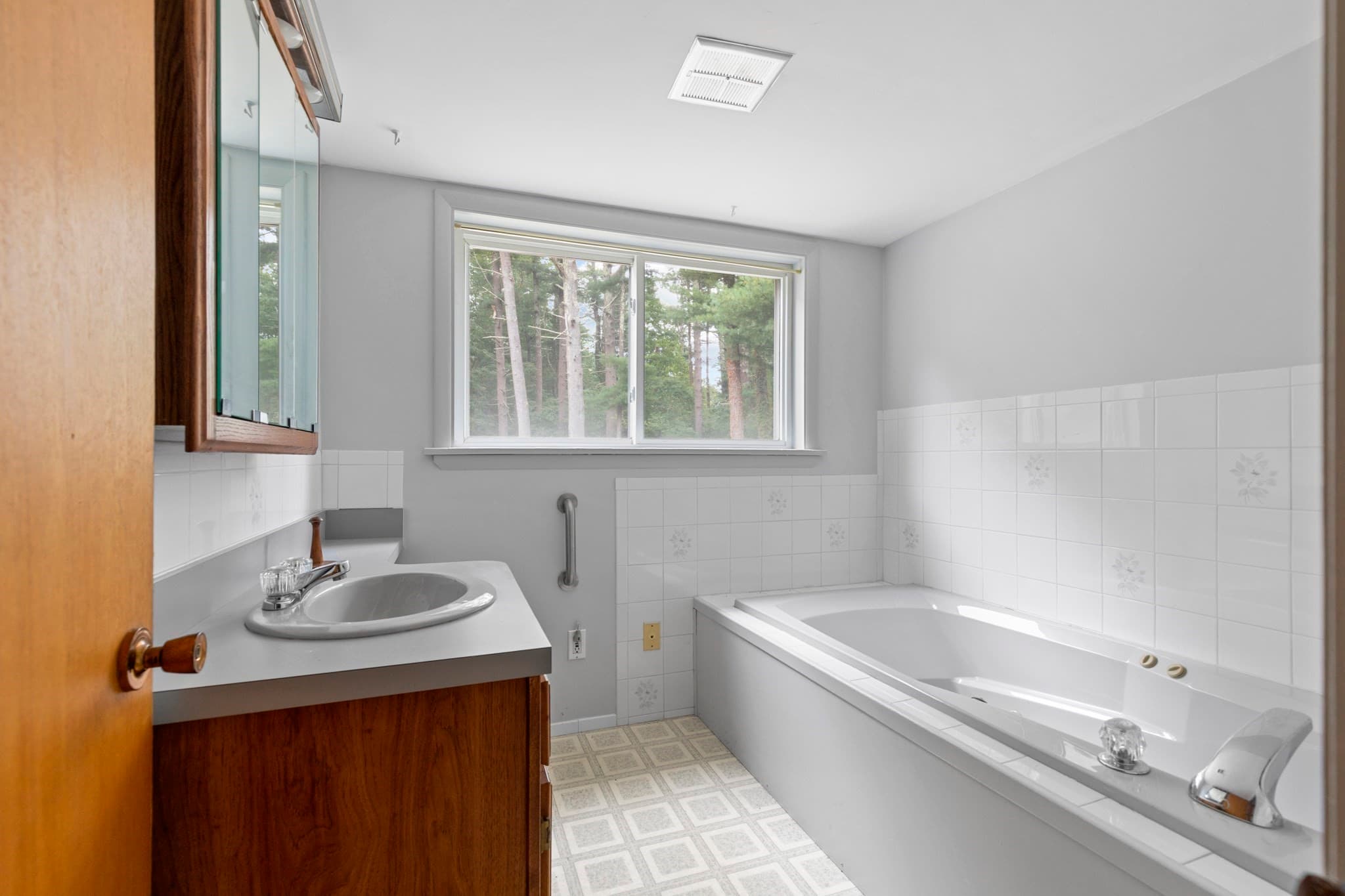 Single Family Residence at 24 Fresh Pond Cir, Plymouth MA 02360, Plymouth, photo 23 of 37