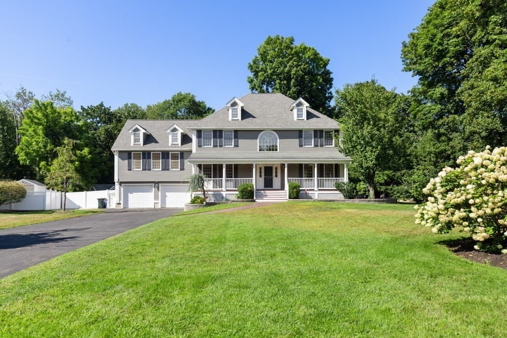 5 Green Meadow Dr, Lynnfield MA 01940