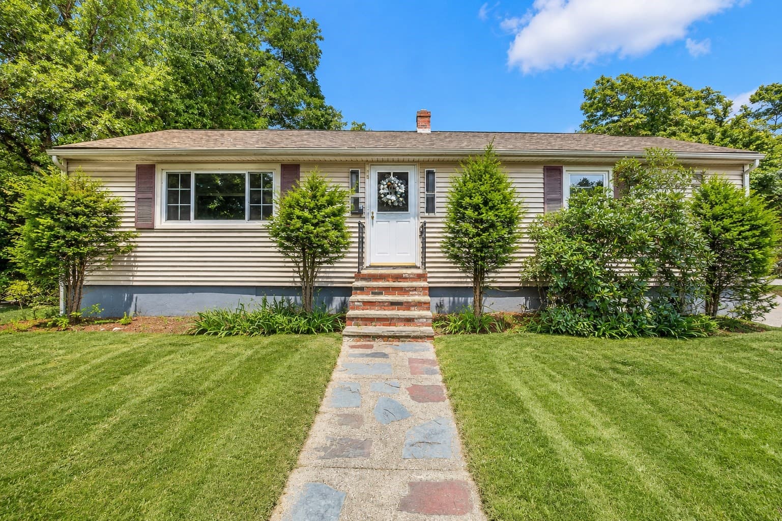 113 Halley Rd, Lowell MA 01854