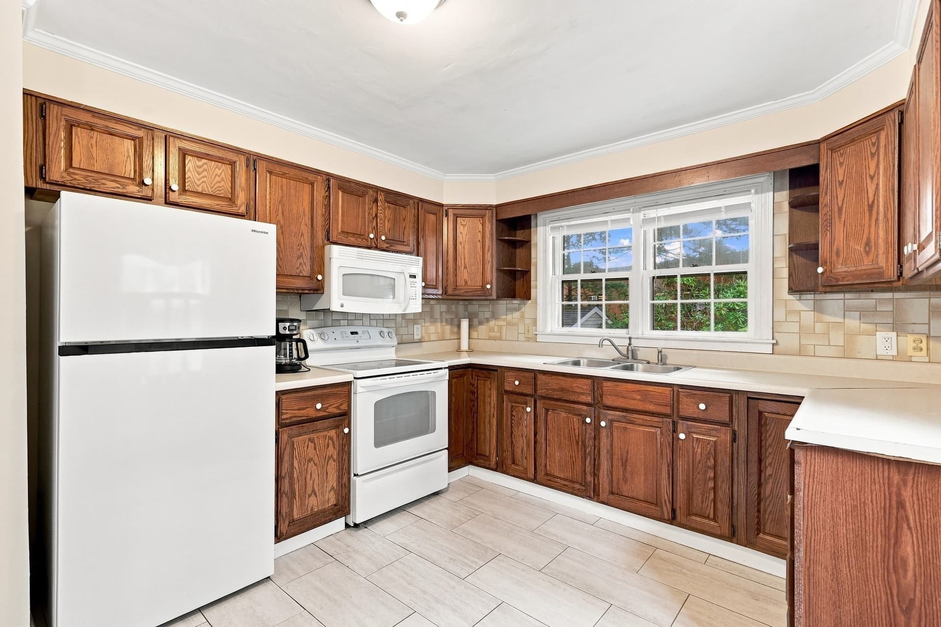 Single Family Residence at 37 Highland Avenue, Leominster MA 01453, photo 9 of 27